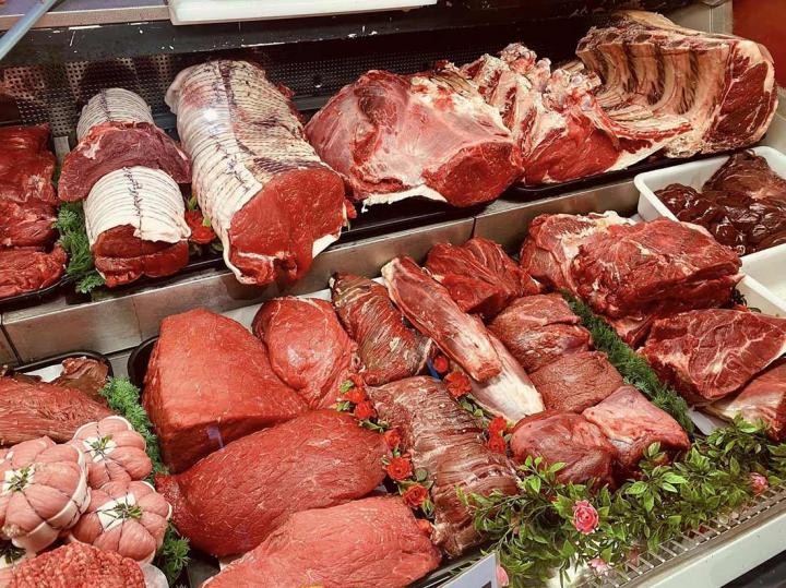 Une variété de spécialités minutieusement préparées par nos bouchers.