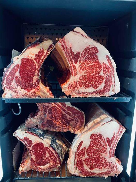 Cave de maturation disponible pour rendre les viandes plus tendres.